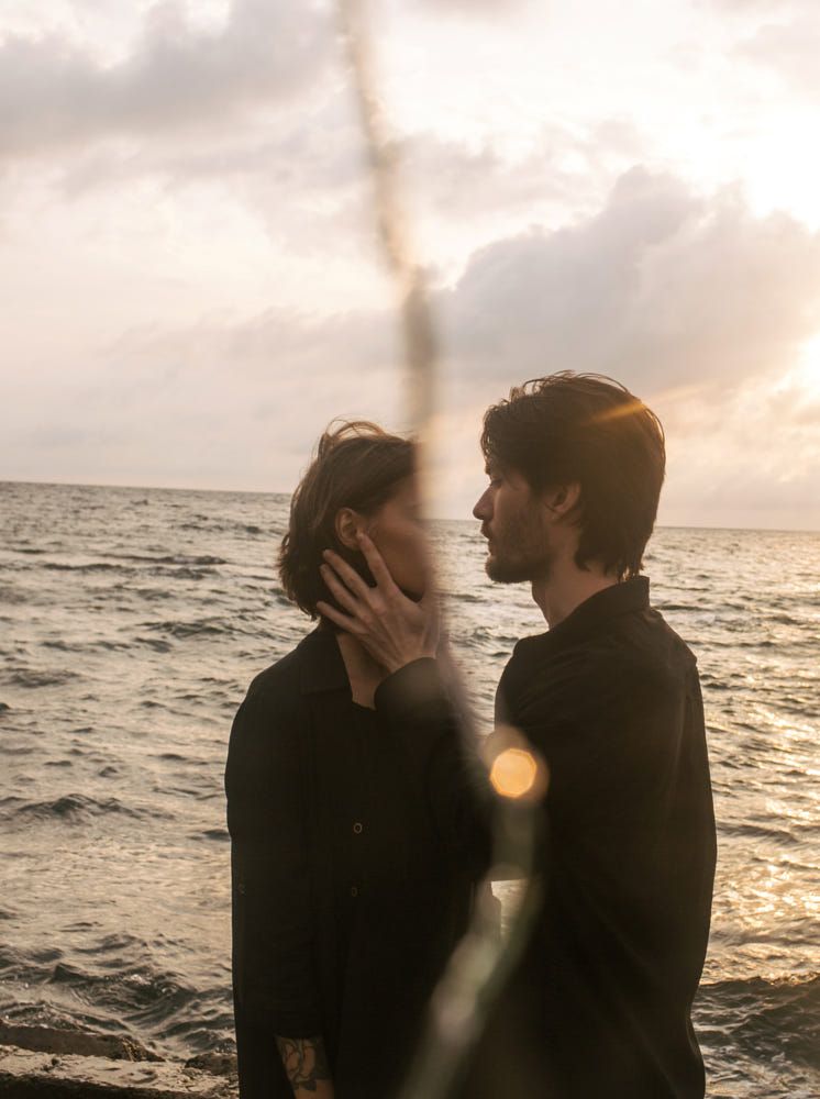 ආදරෙයි කිව්ව ගොඩක් අයට
ආදරේ කරන්න අමතක වුණා,
ආදරේ කරපු ගොඩක් අයට
ආදරෙයි කියන්න අමතක වුණා!

#Thathswari