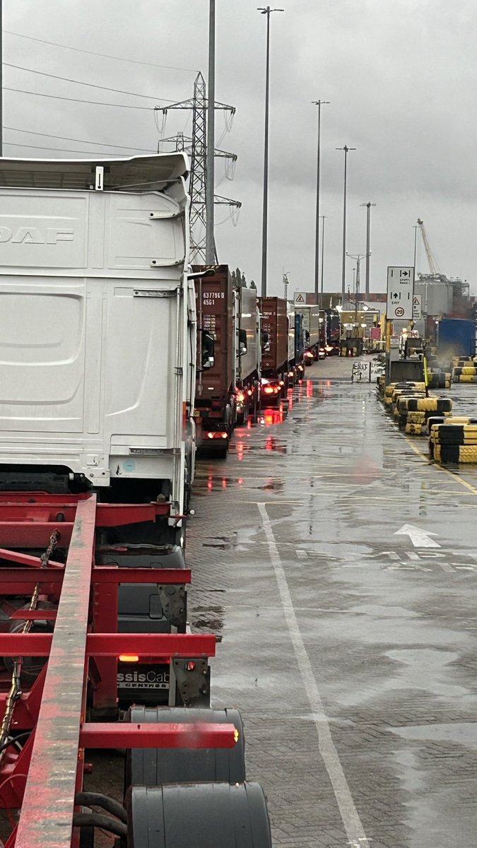 live2max2's tweet photo. #dpworldsouthampton total chaos as usual the worst port on the planet https://t.co/A34u9Yzi2A