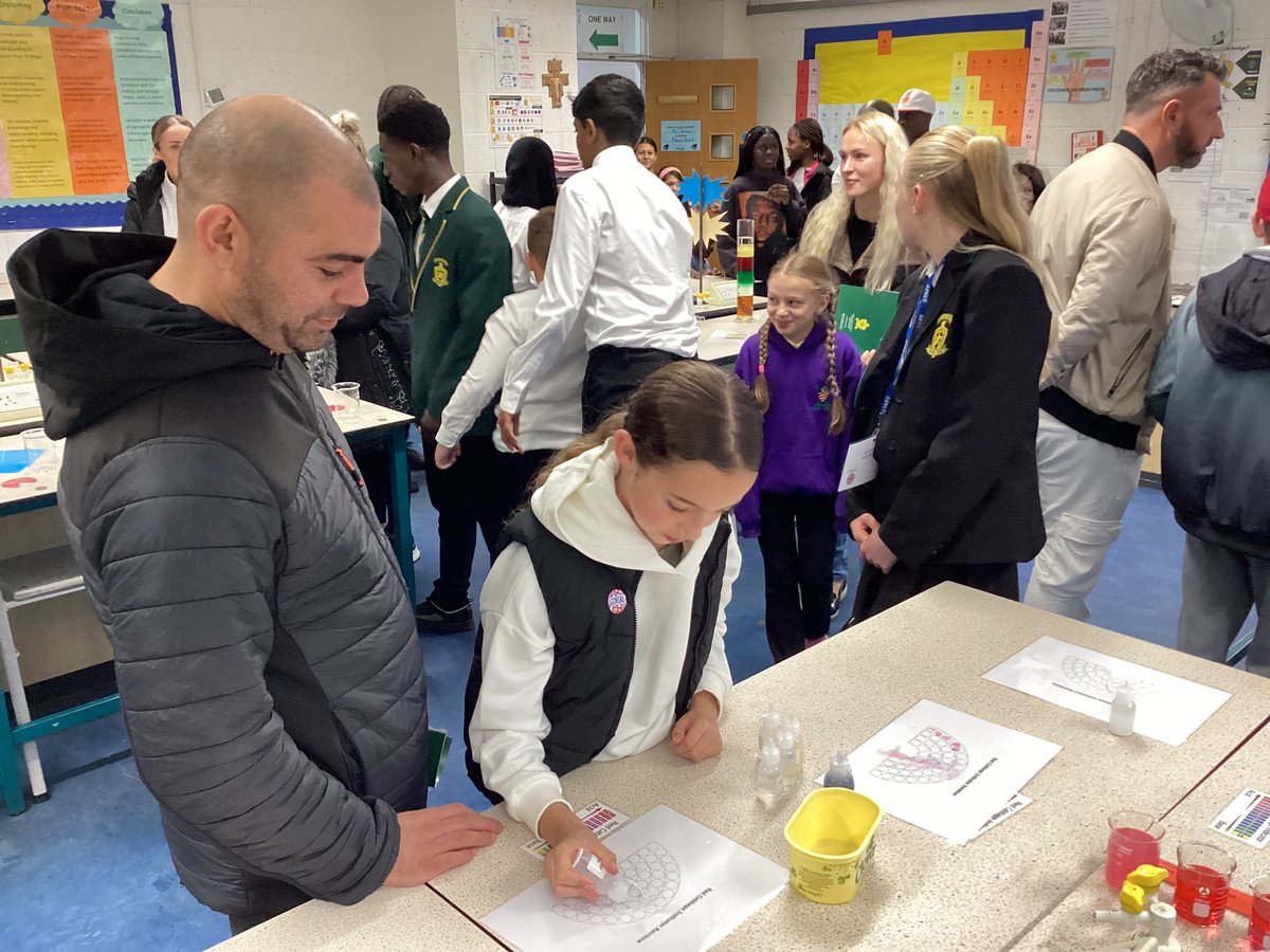 StIlltydsCHS's tweet image. Name the equipment, try and guess what’s in our density tower and try out the red cabbage indicator in our science labs this open evening. #openevening2023