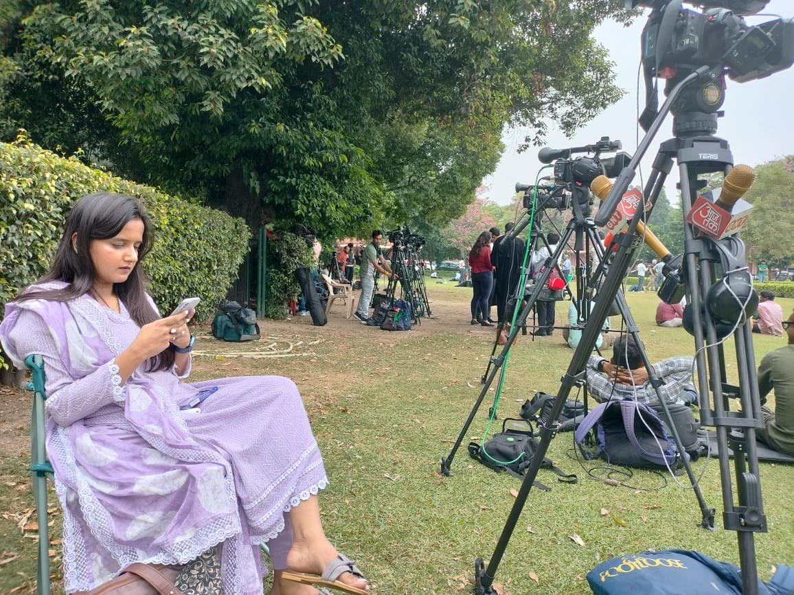 SrishtiOjha11's tweet photo. 📱🎤📸🎥
#ReporterDiaries #SupremeCourt https://t.co/9BpMtRpYBQ