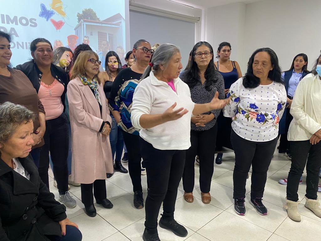 URestitucion's tweet photo. Durante la conmemoración del #DíaDeLaMujerRural la #URT territorial Bogotá, socializó con mujeres víctimas del conflicto armado de #Cundinamarca la ruta de la restitución de tierras, las etapas del proceso y los derechos que tienen las mujeres a través de la Ley 1448 del 2011 👩‍🌾 https://t.co/a8Aarrj8Ns