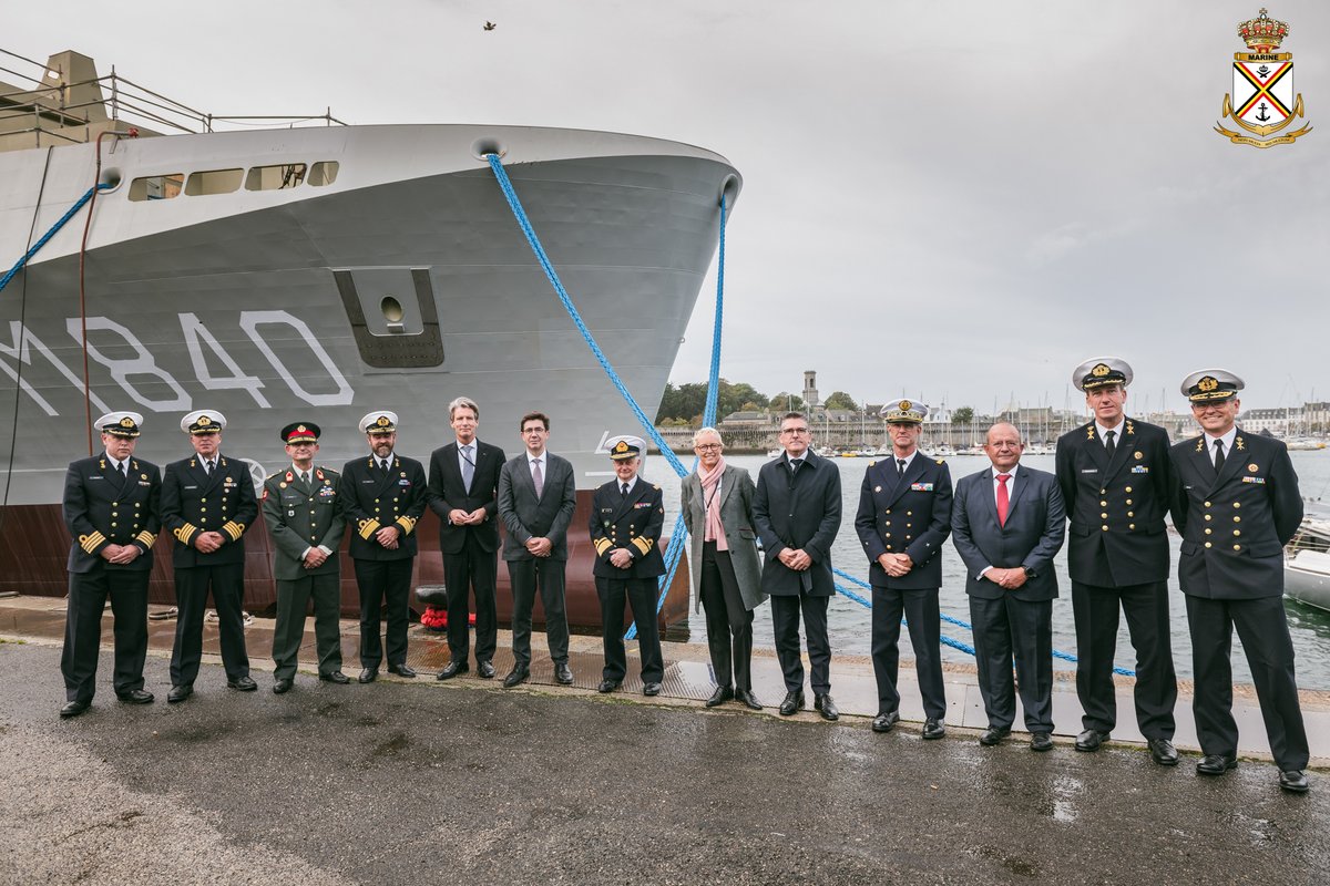 TheBelgianNavy's tweet photo. 🇳🇱🇧🇪Op donderdag 19 oktober werd het Nederlandse schip Vlissingen te water gelaten en het Belgische schip Oostende bezocht in Concarneau. 

Dit zijn de eerste 2 mijnenbestrijdingsvaartuigen in het kader van het binationaal vervangingsprogramma van de mijnenbestrijdingsvaartuigen. https://t.co/WSPb0l3Ntg