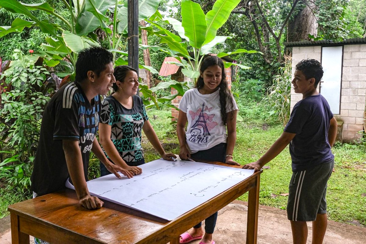 UNES_ElSalvador's tweet photo. ✊🏽#DefensorxsAmbientales| Como parte de las estrategias para la defensa de los bienes naturales y culturales, 𝗷𝘂𝘃𝗲𝗻𝘁𝘂𝗱𝗲𝘀,  𝗺𝘂𝗷𝗲𝗿𝗲𝘀 𝘆 𝗰𝗼𝗺𝘂𝗻𝗶𝗱𝗮𝗱𝗲𝘀 𝗶𝗻𝗱í𝗴𝗲𝗻𝗮𝘀 de Sonsonate trabajan en la identificación de casos de relevancia biocultural. ⤵️ https://t.co/50VGuPZXvT