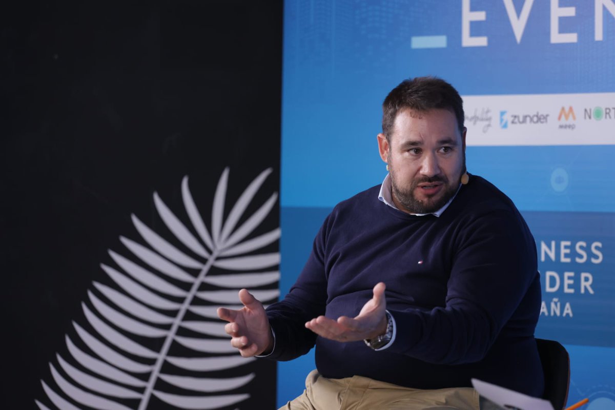 BIEspana's tweet image. 🔴 #MobilityTalks 

🗣️ Daniel Pérez (@zunder_es): "La falta de venta de vehículos eléctricos en España no la podemos achacar a la falta de puntos de carga. Es un tema sistémico: el coche medio que se vende en España es de 30.000 euros".

En directo: youtube.com/watch?v=Wt4xYD…