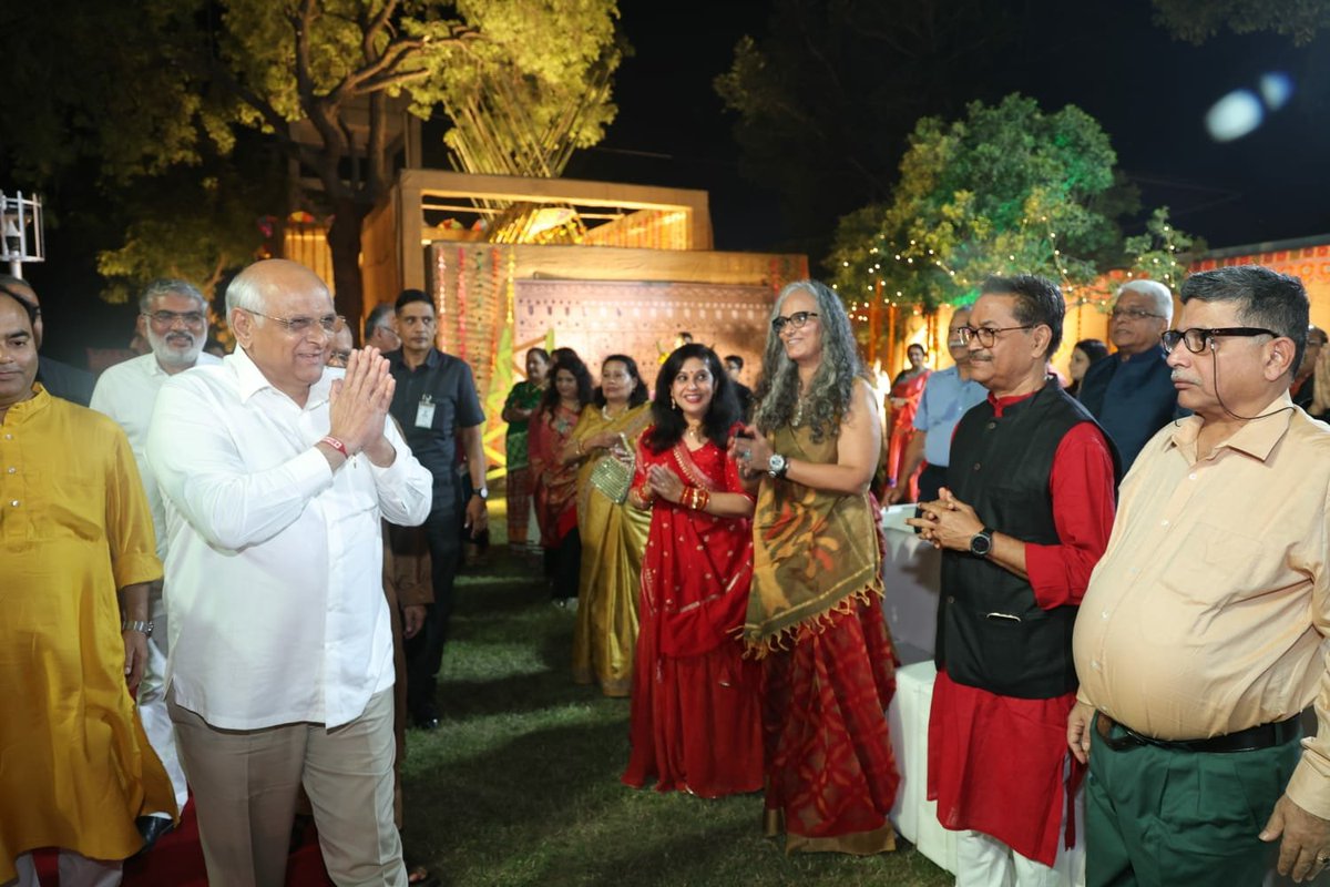 ગાંધીનગરમાં IFS ઑફિસર્સ વાઈવ્ઝ એસોસિએશન દ્વારા આયોજિત ગરબા મહોત્સવમાં સહભાગી થઈને આસ્થામય વાતાવરણમાં માતાજીની આરતી કરી અને ગરબા નિહાળ્યા.