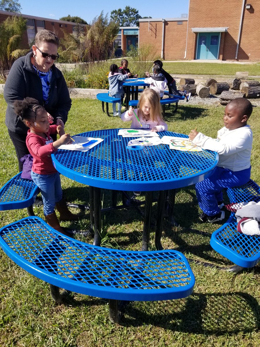 jshaber16's tweet photo. Pre-K students painting outside what we observed in Nature. Beautiful day to paint and observe around us. @vbHolland @VBPreK @VBTitleI https://t.co/HAIAHS6F9c