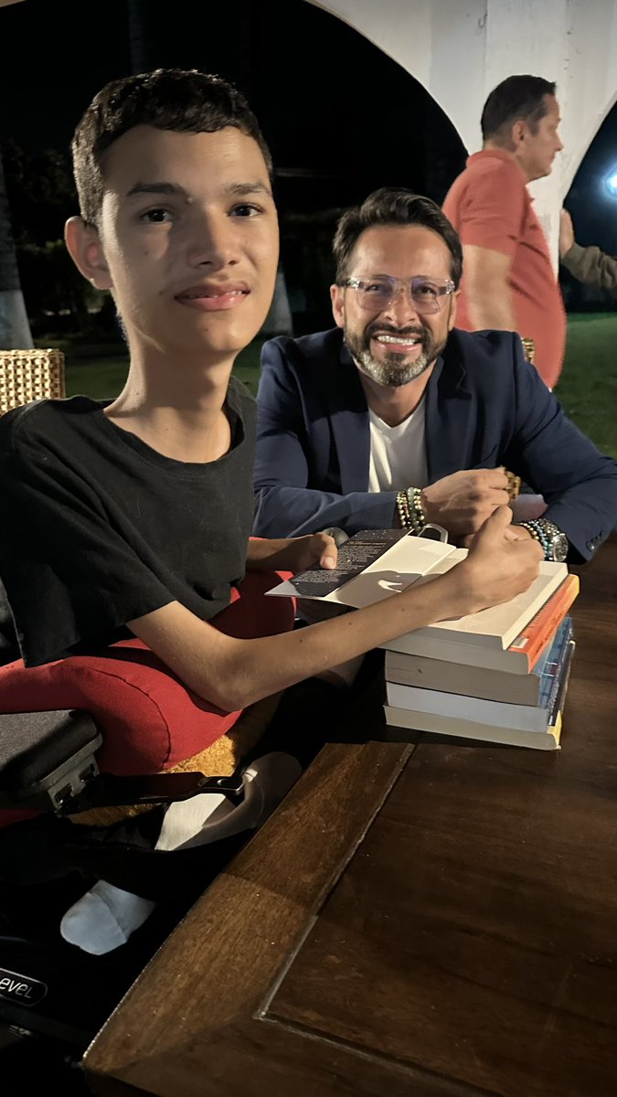 IvanPaezBaquero's tweet image. El autor del libro caminando con mi mente, Santiago Zapata, un ser humano extraordinario.
#ConstruyendoSoluciones 
#ConstruyendoProgreso 
#Armenia