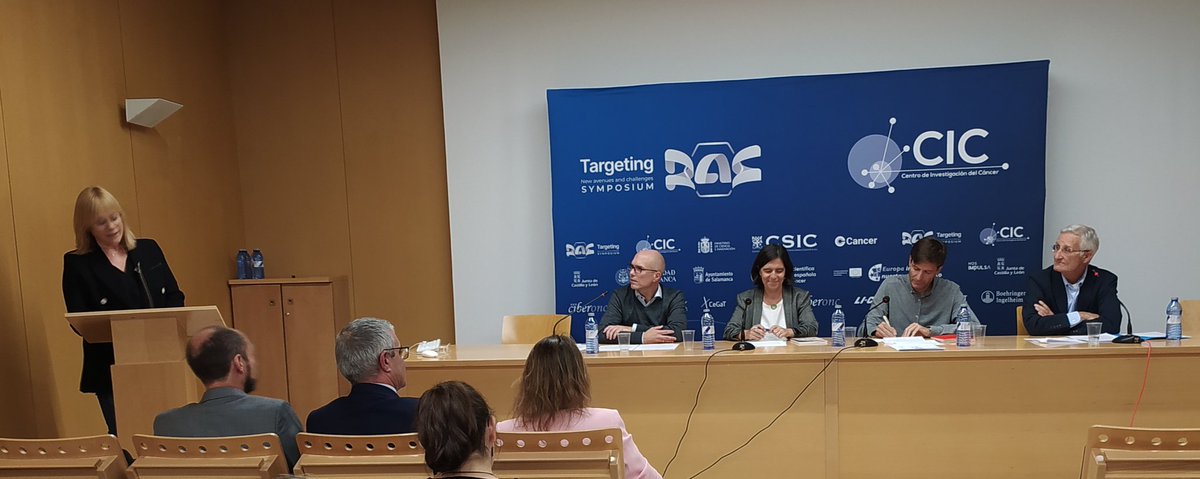 ciccancer's tweet photo. Comienza la mesa integrada por Eugenio Santos, director del @CICancer_com, y los investigadores principales @EstherCastel, @lab_santamaria, @DrostenMatthias y moderada por @Elenamartinmo https://t.co/vax2Utpiyn