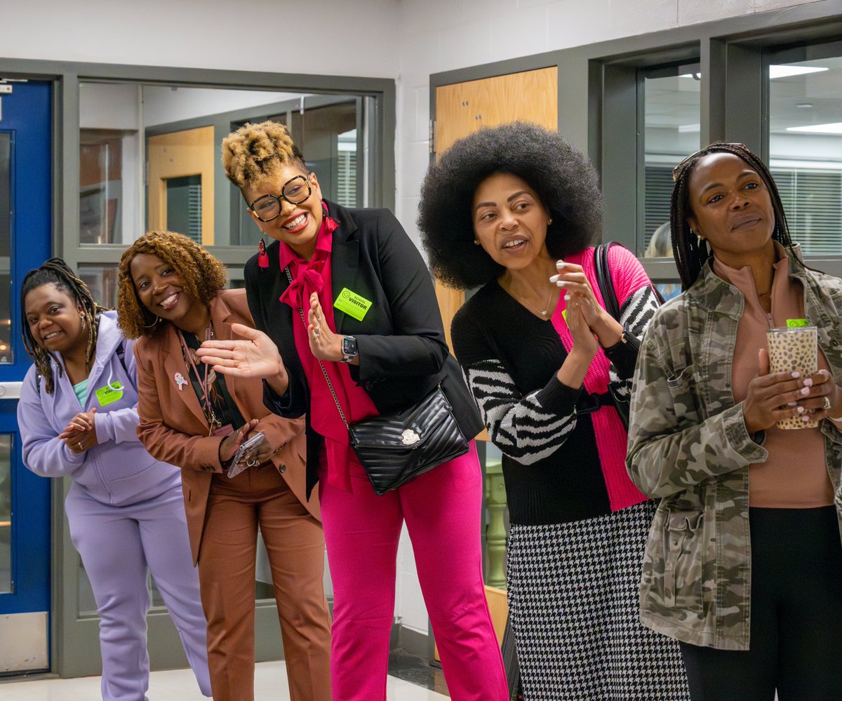 JCPSKY's tweet photo. 🌟 ICYMI | JCPS' new #MorningswithMoms initiative is a spin-off of the popular #FlashDads program and held its first-ever event at @HiteElementary last week.

Dozens of women from across the community came to high-five, cheer, and encourage students.

#WeAreJCPS @JCPSDEP1 https://t.co/fargjXoVfo