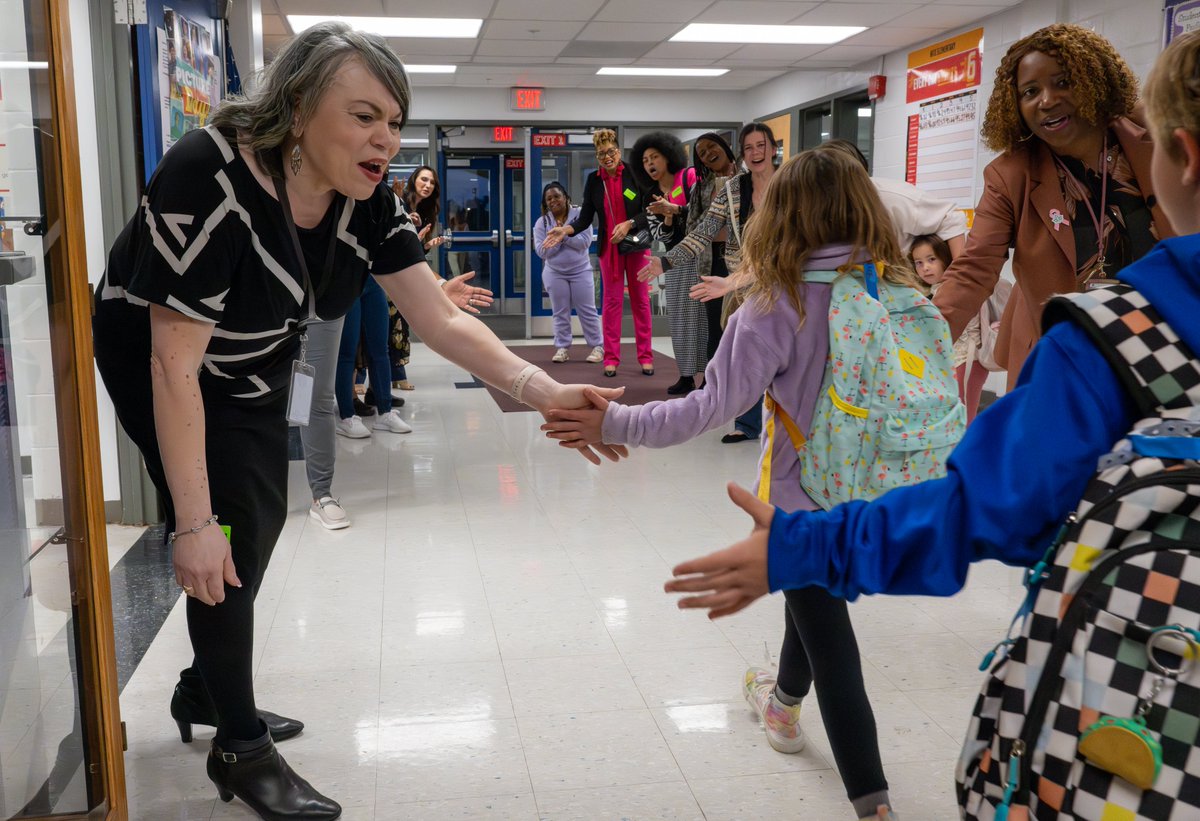 JCPSKY's tweet photo. 🌟 ICYMI | JCPS' new #MorningswithMoms initiative is a spin-off of the popular #FlashDads program and held its first-ever event at @HiteElementary last week.

Dozens of women from across the community came to high-five, cheer, and encourage students.

#WeAreJCPS @JCPSDEP1 https://t.co/fargjXoVfo