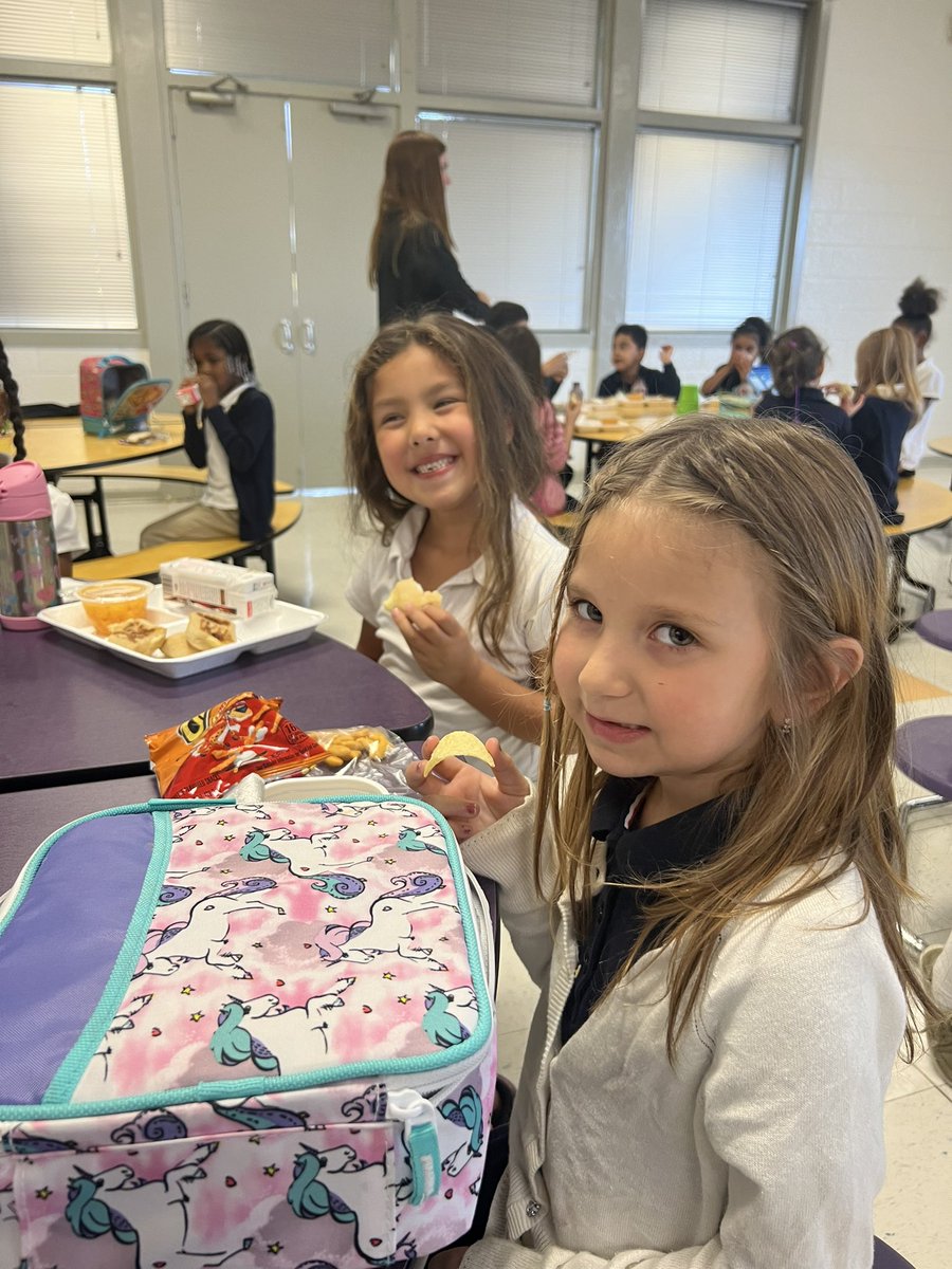 LIPEELE's tweet photo. The many sweet faces of kindergarten Spanish DLI students during school lunch at @ClydeErwinElem ! All leaders in education, please make sure you spend at least 30 minutes per week in your cafeteria talking to kiddos! #relationshipsmatter #LeadershipMatters #ocsdli #ocsglobal https://t.co/kcdiD99PSz