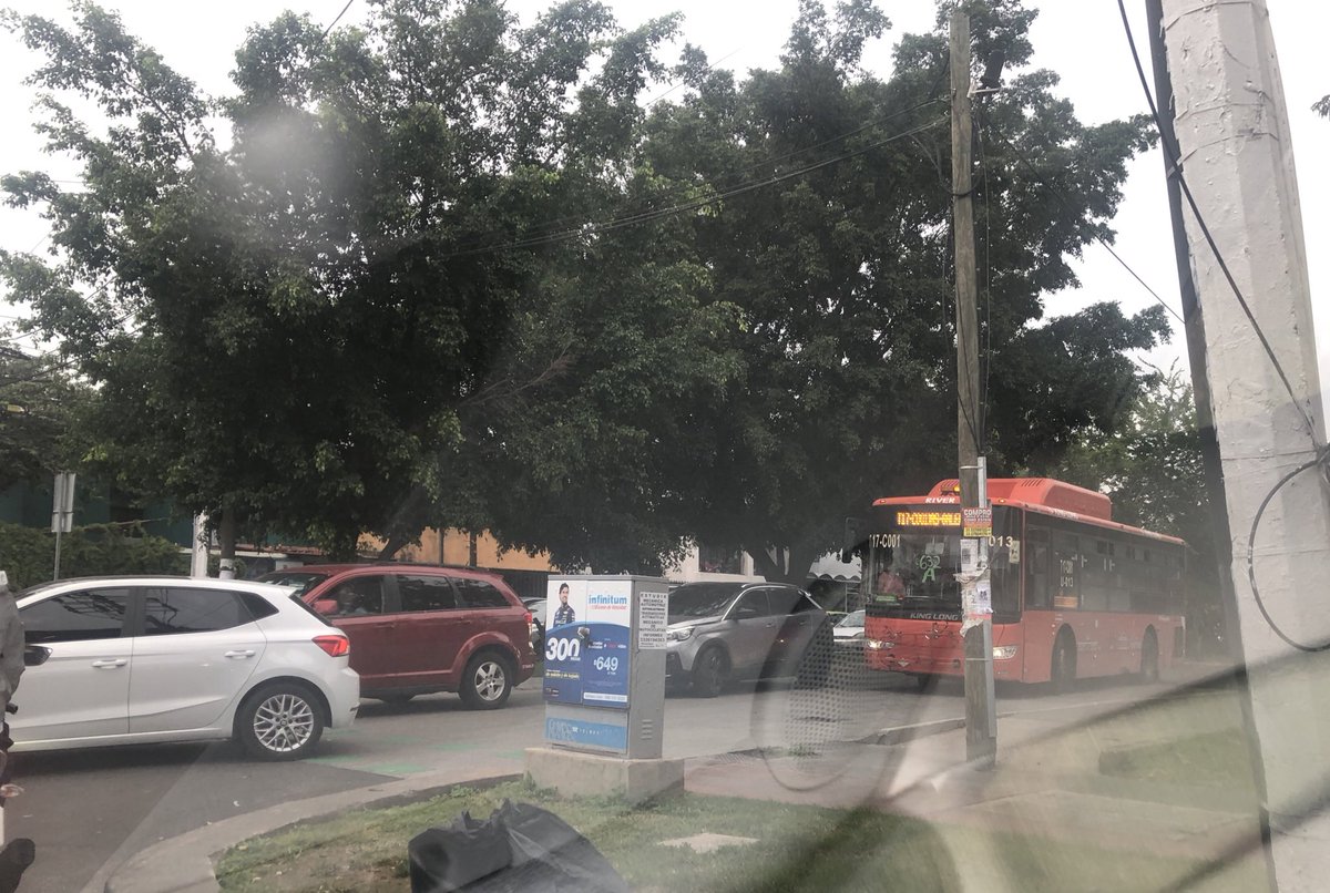 maaljisa's tweet photo. Como todos los días este chofer, en esta unidad en sentido contrario en Av Tuzania, por que?? Por qué puede y por qué quiere.
Lo Bueno es que son los choferes capacitados verdad @SecDiegoMonraz de @TransporteJal y @JaliscoVial bien Gracias.
@Trafico_ZMG @ENZAPOPAN__ @PoderAG_Zap https://t.co/MBiJZ3stlm