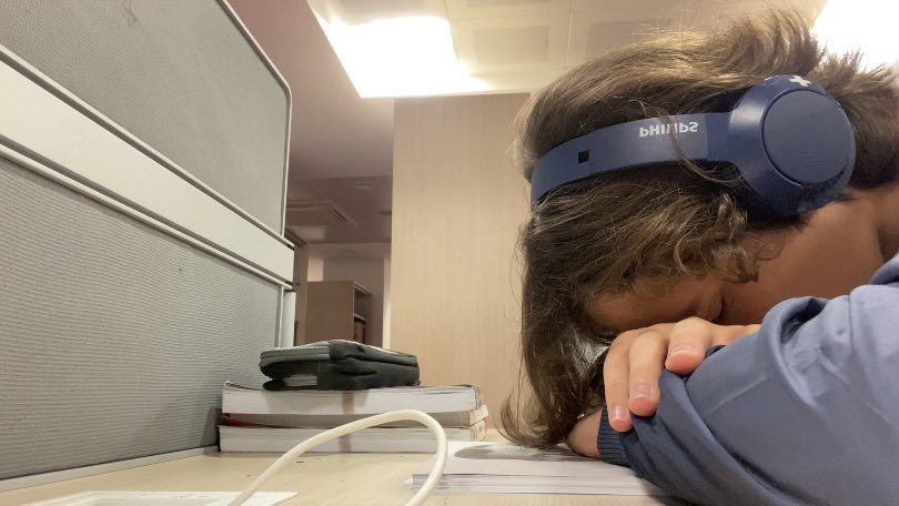 arkadaslar tovbe hasa ama bir tek bana mi sanki 100 yildir yks calisiyormusum gibi geliyor bazen sikintidan patliyorum