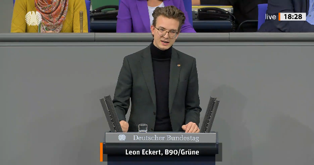 Mit dem #Klimaanpassungsgesetz holen wir das beste aus dem Föderalismus heraus:
Wir setzen bundesweite Ziele &amp; Impulse zu handeln, gepaart mit der Innovationskraft der Gemeinderäte vor Ort.
Das bringt vielfältige Lösungen, die es zur Klimafolgenanpassung braucht.
– <a href="/Leckert_/">Leon Eckert</a>