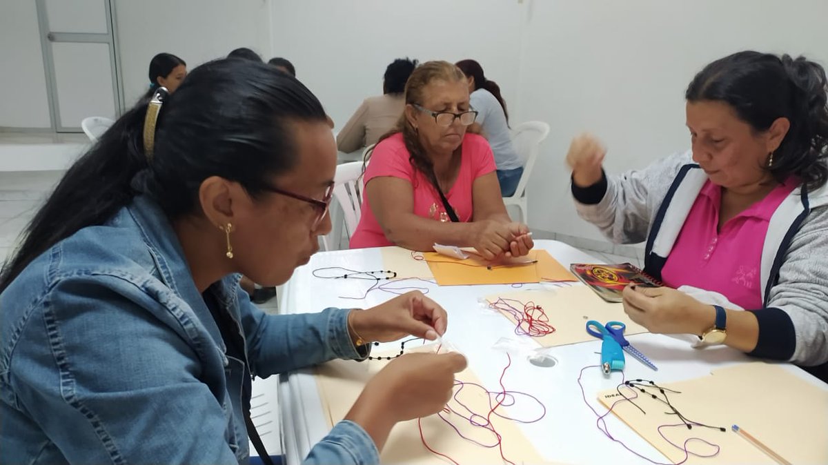 JulyHidalgo9's tweet photo. #MIESZona4 l Con el objetivo de promover nuevas oportunidades a quienes acceden al Crédito de Desarrollo Humano, se brindó un taller sobre  artesanía en bisutería en el que participaron 25 usuarias de #Portoviejo con ganas de emprender. 

#NuestroTrabajoContinúa 
@EstebanBernalB https://t.co/wUorXGPsvS