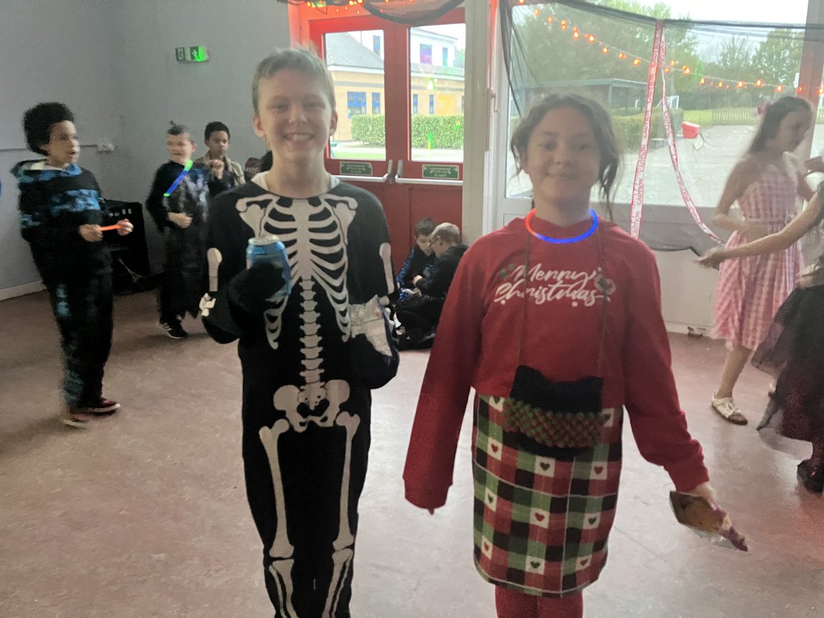 NorthlandsPri's tweet photo. Some great costumes from Year 6 and the boys have bought up all the glow sticks #fritenite ๐งโโ๏ธ๐ป๐ https://t.co/enombYWPtS
