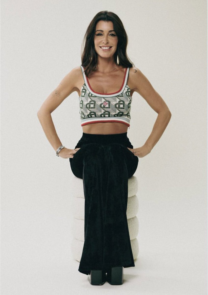 Promo_Jenifer's tweet photo. Et une dernière photo exclusive de @JeniferOfficiel pour la route 😍 https://t.co/7o3a8WmTiJ