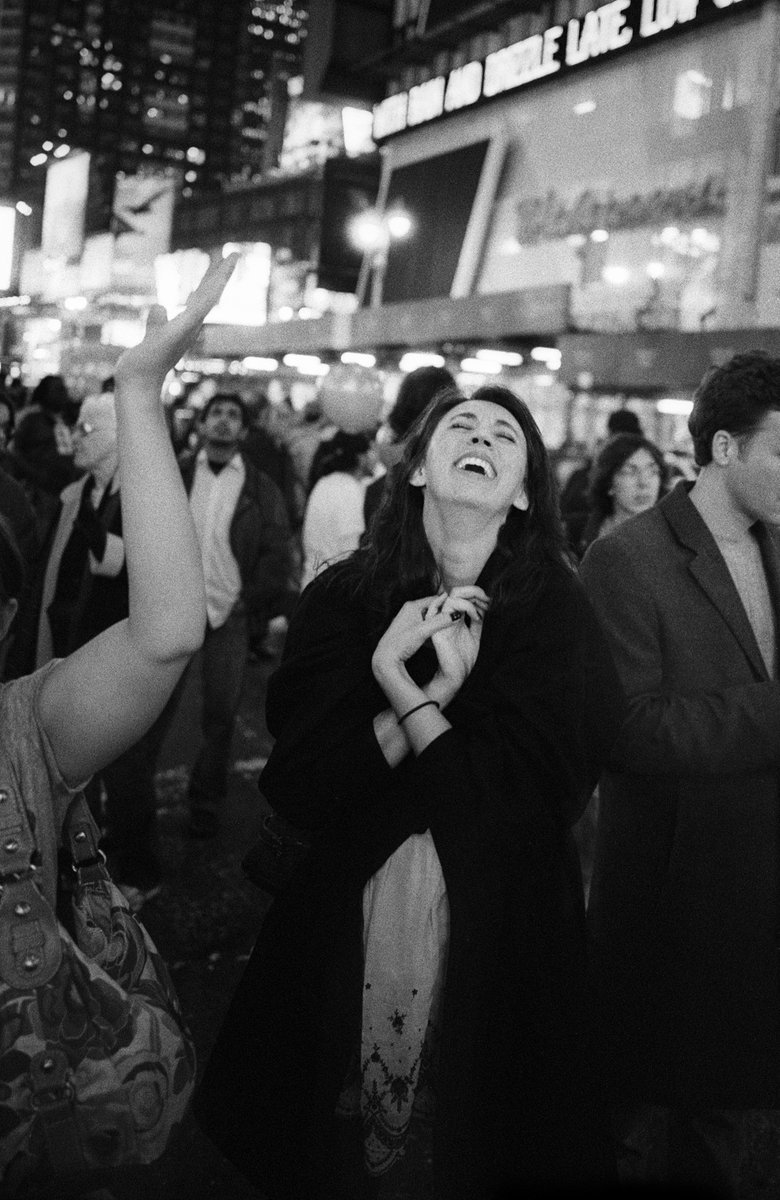 "Si al final de mi vida me preguntaran qué es el éxito, respondería que viví, amé, respeté y fui respetado por los otros a los que amé y respeté. El éxito de una vida  completa es el éxito en las relaciones humanas. Una vida sin amor habrá sido desastrosa".  
Tzvetan Todorov