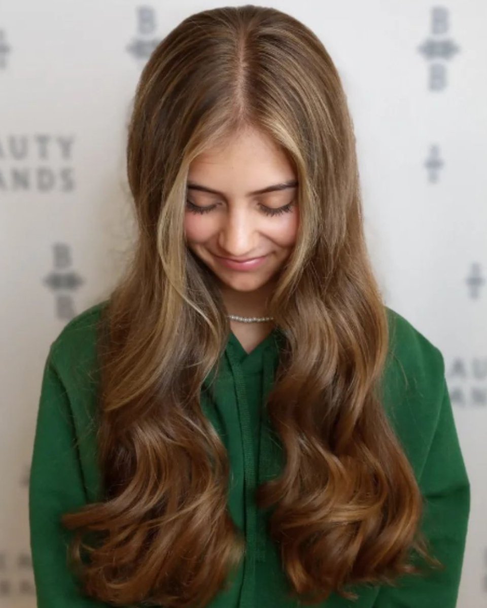 beautybrands's tweet image. 😍 D-R-E-A-M-Y! 😍 To create this look Shanny added a 6-foil highlight &amp;amp; money piece for a little drama. 
📷 by Shannan S. | Master Stylist | Brentwood, MO | IG: @shannythehairwhisperer #moneypiecehighlights #moneypiece #fallhair #faillhairinspo #hairinspo #bbinspire
