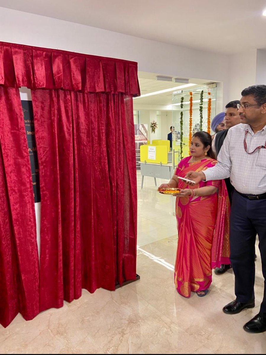 GurugramStpi's tweet photo. Hon'ble Secretary, @GoI_MeitY, Shri S Krishnan, along with other dignitaries unveiled the plaque; marking the inauguration of the Apiary CoE Incubation facility at @GurugramStpi
#STPIIncubation #STPICoEs #stpiindia @ApiaryIncubator
@PalSushpal
@arvindtw
@DeveshTyagii @purnmoon https://t.co/8ZYKjVdaMq
