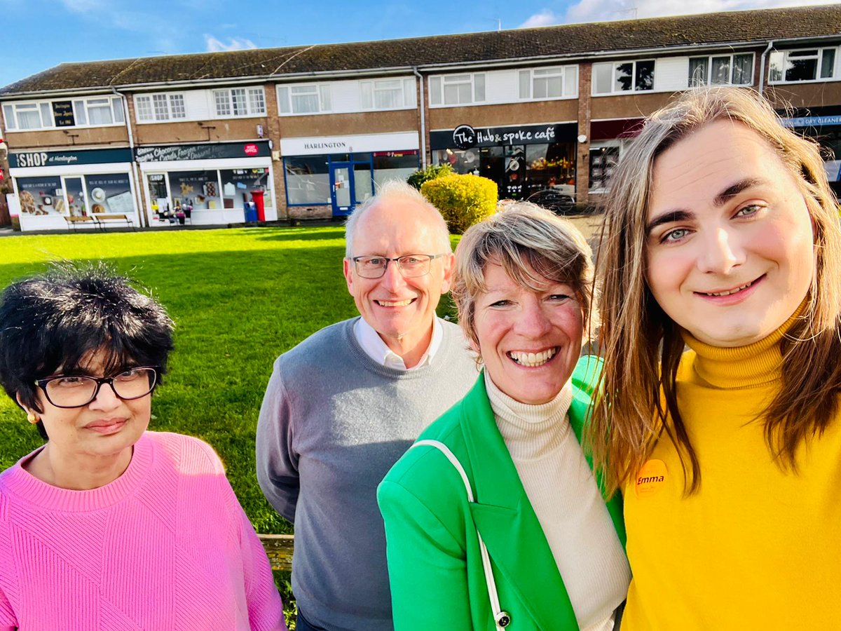 The sun came out unexpectedly this afternoon in #MidBeds and it reflected the glow we're feeling from the warm reception on the doorsteps for @LibDems Emma. Residents think she's great. We've been here since before the sun came up. Conservative vote definitely collapsed.