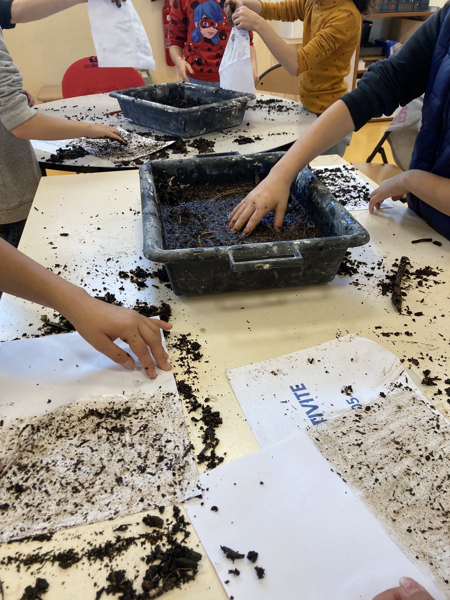 CollegeNadaud's tweet photo. La grande lessive ou comment favoriser la pratique des arts plastiques dans l’enseignement en primaire comme au collège. Merci aux élèves de 3SEGPA qui ont été des hôtes attentifs.
#grandelessive #liaisonecolecollege
@Dsden23 @aclimoges https://t.co/2buxuKR3Tr