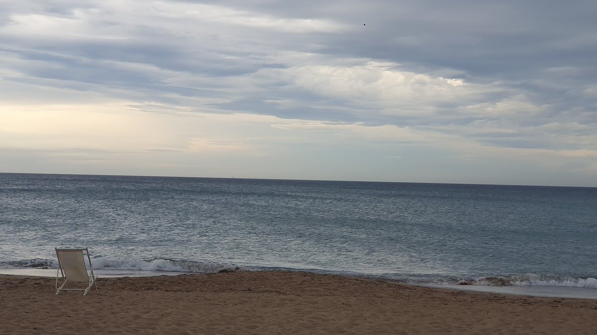 Desde el mar, dónde las nubes se transforman con los rayos de la tormenta.

Desde la montaña, en un intervalo de 30 minutos, el sol 🌞 ya se va a esconder entre ráfagas de aire.

Así es el Mediterráneo 😍 #denia 

 <a href="/ElTiempo_tve/">El Tiempo en TVE</a> <a href="/DeniaTurismo/">DeniaTurismo</a>