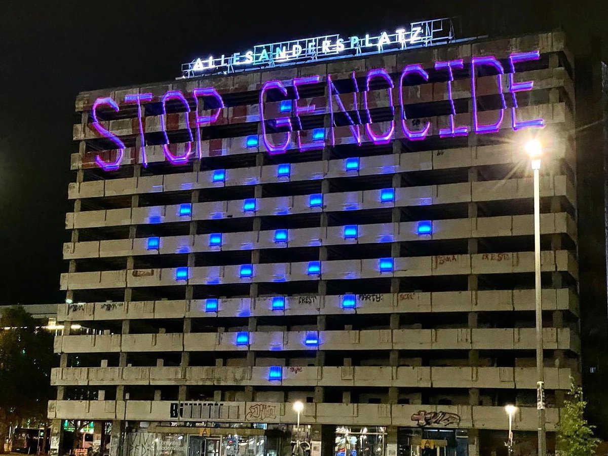 esegabbo's tweet photo. Ahora más que nunca. #stopgenocide Acción #laserguerrilla que hicimos con @fluxuz_ hace unos años atrás en el marco del proyecto @gargantuakunst #guerrillaprojection #alessandersplatz 🙏🏾❤️ #Berlin https://t.co/QZkSS77Aax