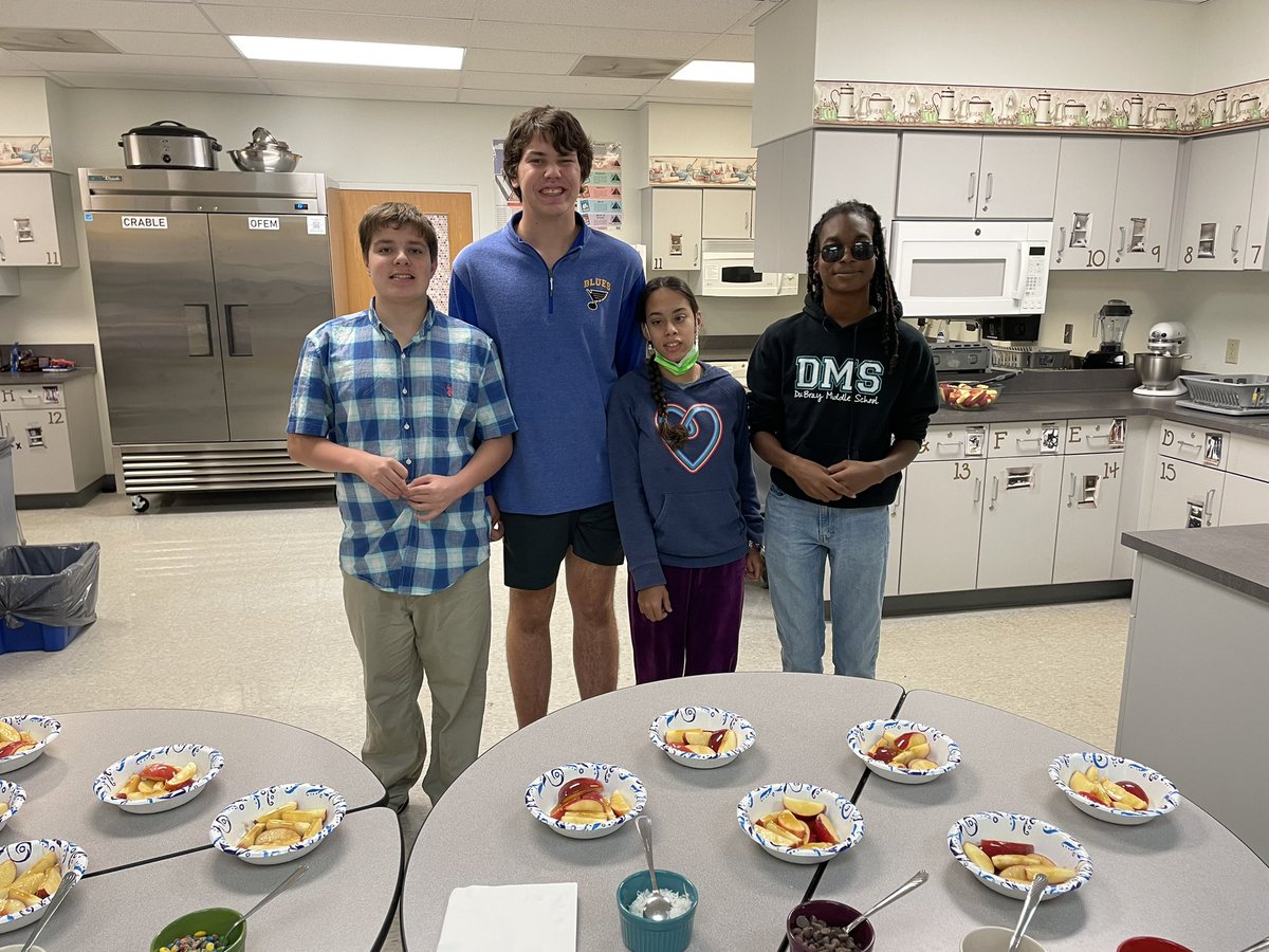 FzeEnterprise's tweet photo. Enterprise is in the Fall Mood! Today they served deconstructed caramel apples to the staff members at East. We are ready for Fall break! https://t.co/53IEnjE5kU