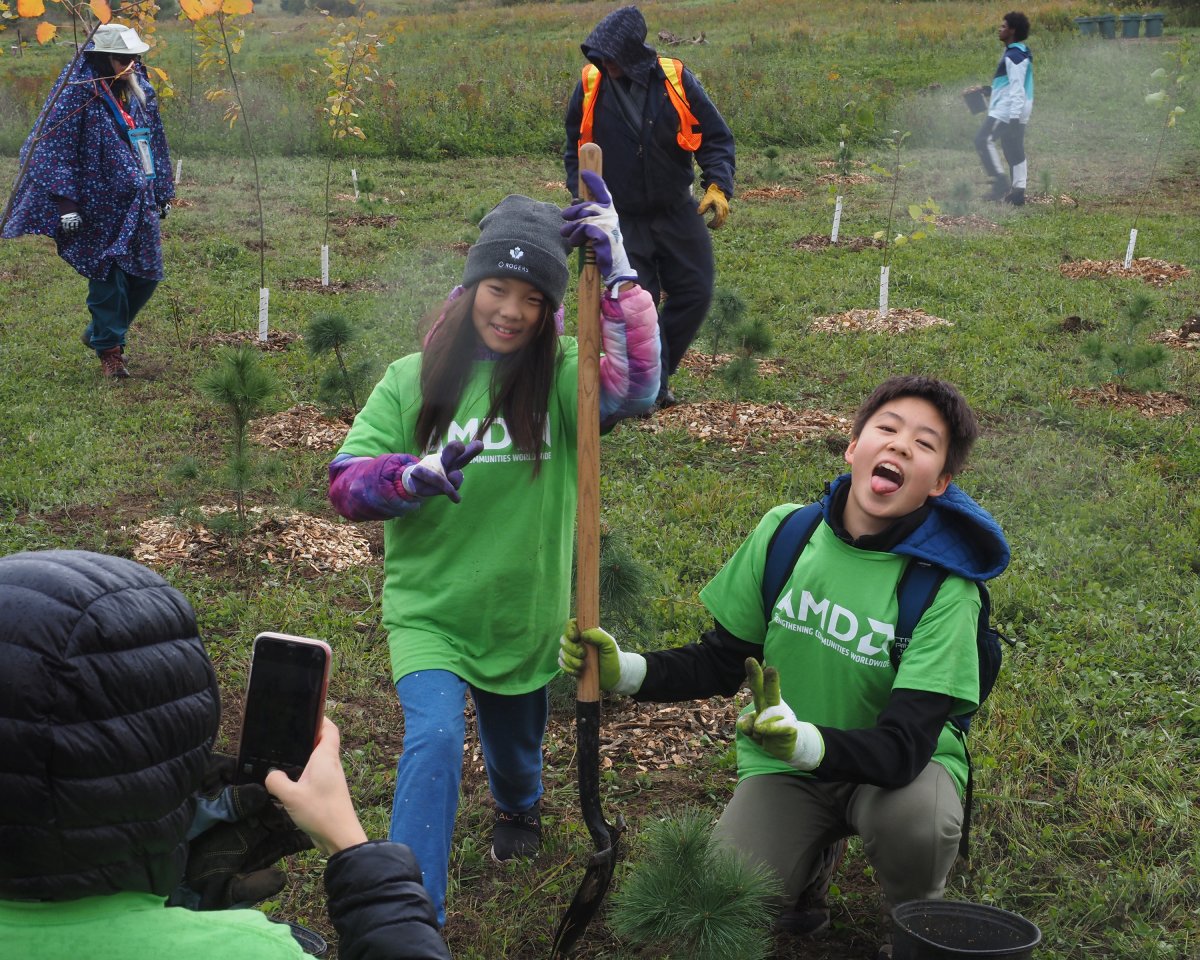 RougePark's tweet photo. Big thanks to all the incredible volunteers for making the @10ktrees planting event on Sunday a huge success and a whole lot of fun! 🌳🌟 Your hard work is helping our planet thrive, one tree at a time. 🌿🙌
📷 Gary James https://t.co/uoljWSX3nd
