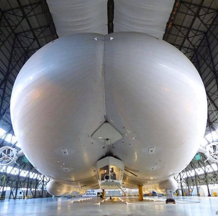 Este es el vehículo aéreo híbrido HAV 304 / Airlander 10. Es un dirigible híbrido diseñado y construido por el fabricante británico Hybrid Air Vehicles.