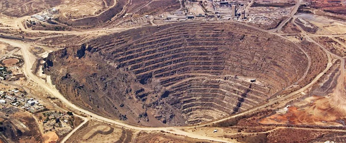 WWR_en's tweet photo. 🕳⛏ The Palabora copper mine in South Africa is the world's largest open-pit mine!

It measures 2,000 meters (6,562 feet) in diameter and 762 meters (2,500 feet) in depth.

#mine #copper #SouthAfrica #WWR https://t.co/YuFjgnOmFl