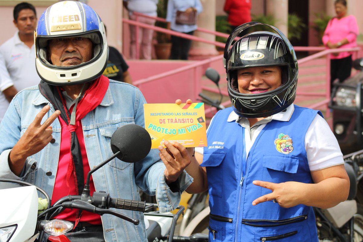 Con el objetivo principal de reducir los accidentes 🛑 de tránsito 👮‍♀️👮 se llevó a cabo caravana motorizada bajo el lema " Salva tu vida 💛! instando a los conductores de motocicletas 🏍 a portar en todo momento el casco 👷‍♂️ de seguridad! 
#NicaraguaEnViasSeguras