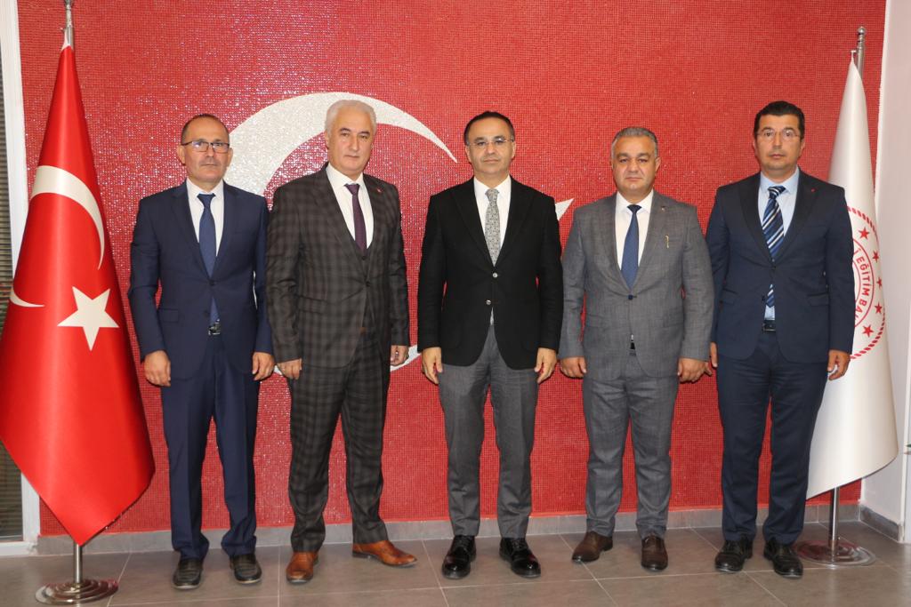 İl Milli Eğitim Müdürümüz Dr. Ömer Yahşi, Gaziemir  İlçemizde gerçekleştirilen eğitim çalışmaları hakkında İlçe Milli Eğitim Müdürü Ogün Derse ve Şube Müdürleri ile değerlendirme toplantısı gerçekleştirdi.
<a href="/tcmeb/">Millî Eğitim Bakanlığı</a> <a href="/Yusuf__Tekin/">Yusuf Tekin</a> <a href="/yahsiomer/">Dr. Ömer YAHŞİ</a>