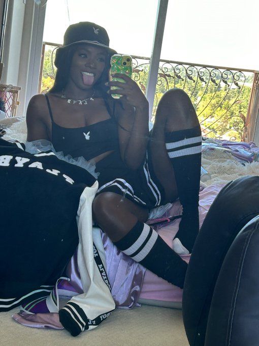 3 pic. My birthday is in 10 days ?✨♏️??? 
Find my wishlist on Amazon and get me something or sign up