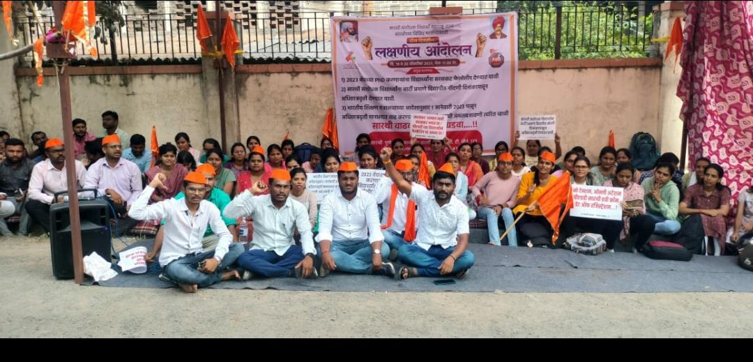 Tushard40764432's tweet photo. राज्यातील मराठा/ कुणबी मराठा समाजातील संशोधक विद्यार्थ्यांना सरसकट अधिछात्रवृत्ती देण्यात यावी,नोंदणी दिनांकापासुन अधिछात्रवृत्ती देण्यात यावी भारतीय शि मंत्रालय आदेशानुसार १जाने पासून अंमलबजावणी करण्यासाठी @SarthiOrg समोर पुणे येथे राज्यव्यापी आंदोलन करण्यात आले यावेळी मी व ईतर https://t.co/pPMKNgH1VM