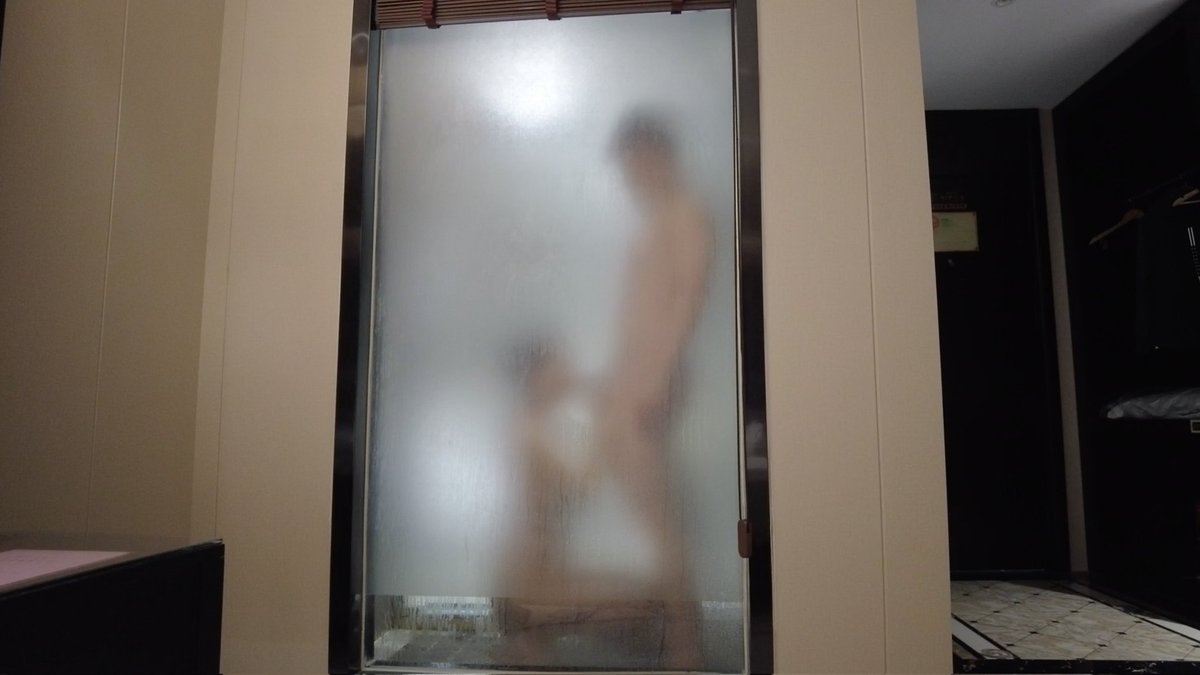 Double_D_CC's tweet photo. 夫妻间的关系很奇妙，大多数时候像亲人一样相互依偎过着平凡而闲适的日子；偶尔也会像情人一样去探索两性未知的世界；
很喜欢酒店房间的这个设计，有时候甚至在想，媳妇和对方的丈夫在里面，自���和对方的夫人在外面，互相不打扰，但又��起彼伏的能够感受到彼此的存在… https://t.co/XyC2ecJwFC