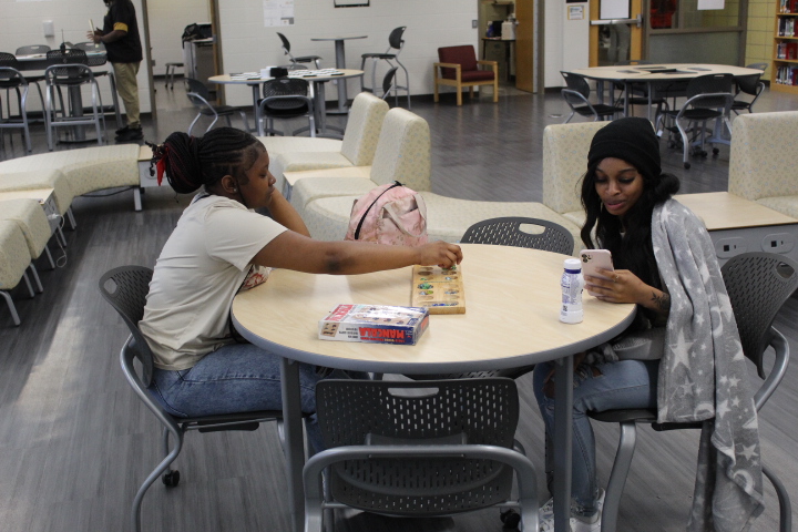 DouglassHSMedia's tweet image. @apsDouglassHigh @forrest_taylor1 @apsupdate @APSMediaServ @CalhounLakesha   #AstroPride Minds are in motion in Astro Learning Commons. Astros enjoy mind stimulating games during lunch!