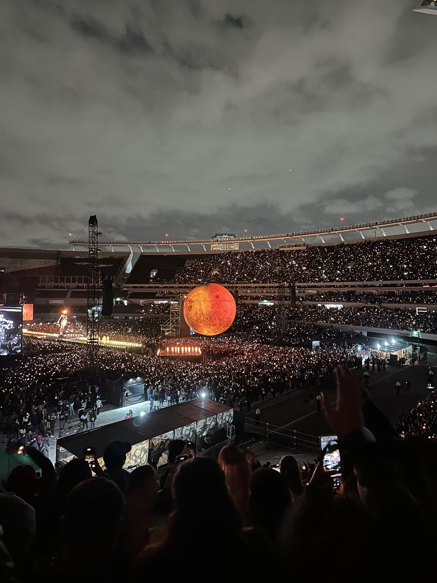 VirLopez0's tweet photo. Lo de @theweeknd anoche en River no se puede poner en palabras. De los mejores shows que vi en mi vida, su voz, las luces, el escenario, el sonido, la gente cantando a todo pulmón, fue realmente MÁGICO ❤️‍🔥 https://t.co/Mp5SAmIM4h