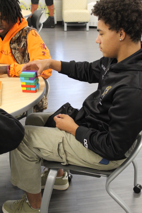 DouglassHSMedia's tweet image. @apsDouglassHigh @forrest_taylor1 @apsupdate @APSMediaServ @CalhounLakesha   #AstroPride Minds are in motion in Astro Learning Commons. Astros enjoy mind stimulating games during lunch!