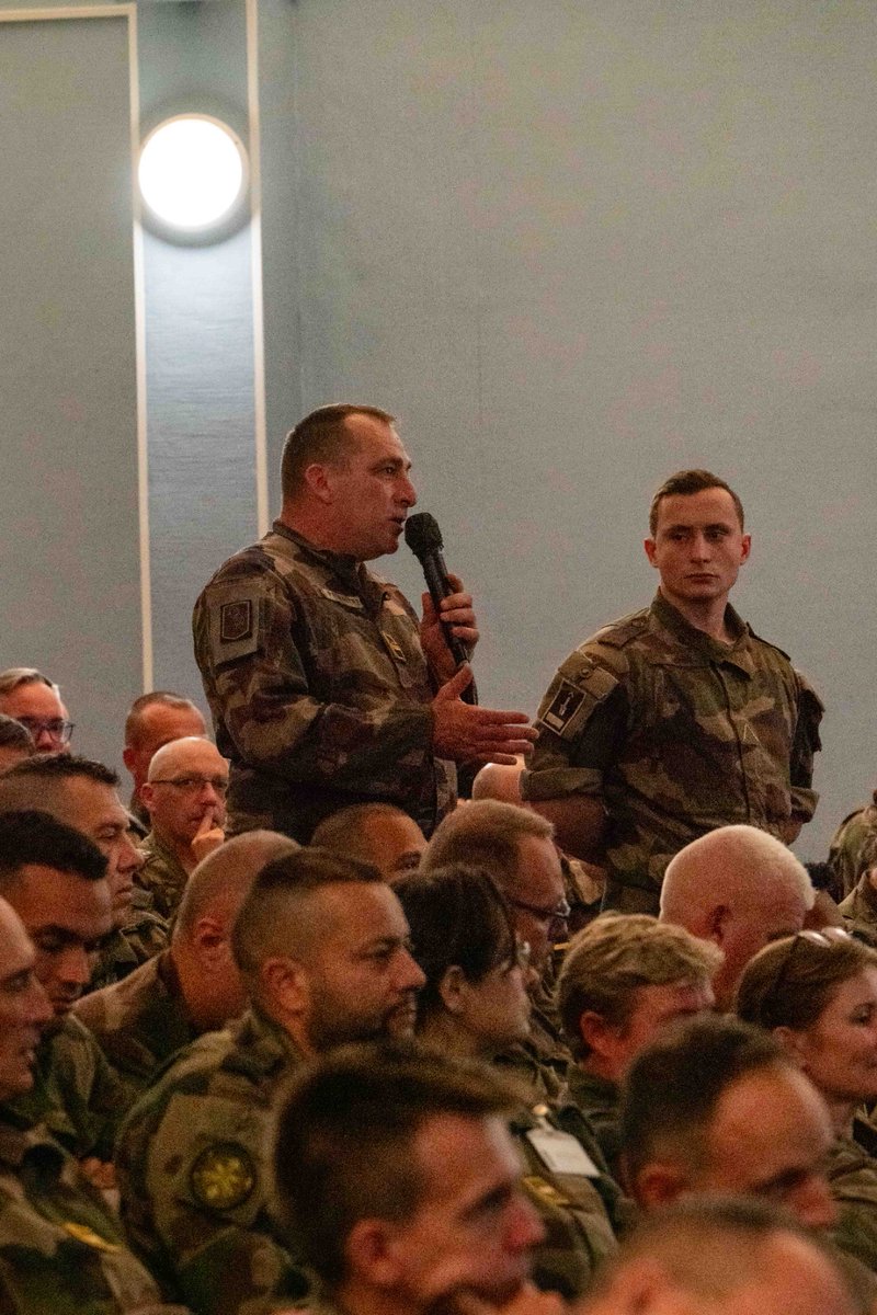 CEMAT_FR's tweet photo. À l’@ENSOAOfficiel avec les sous-officiers de l’@armeedeterre pour les #JPSO.
Acteurs  de la chaîne de commandement, vous êtes chargés de donner du sens et de  produire des effets concrets au cœur des unités de l’armée de Terre #DeCombat. Je compte sur vous ! #ÊtreChef https://t.co/FP7ujdb9ui