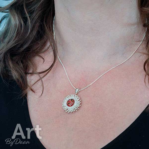 Verlies jezelf in de gloed van ‘Cosmic Ember’. Een zilveren ketting met een handgeschilderde rode steen, die het vuur van het universum om je hals brengt.

artbydaan.nl/handgemaakt/kl… 

Delen = 🥰