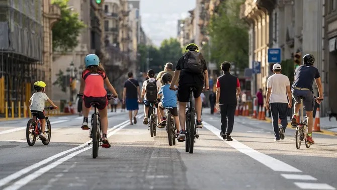 mauri_francesc's tweet photo. 🚲 Manifestació del 21 d'octubre en defensa del carril bici a la Via Augusta.
El carril bici de la Via augusta l’han titllat com a “polèmic” en algun mitjà de comunicació, fins al punt que l’Ajuntament de Barcelona ja parla de reavaluar-lo. En parlem 
🔊 https://t.co/WxwP3hwN3f https://t.co/OhcGmUuSyw