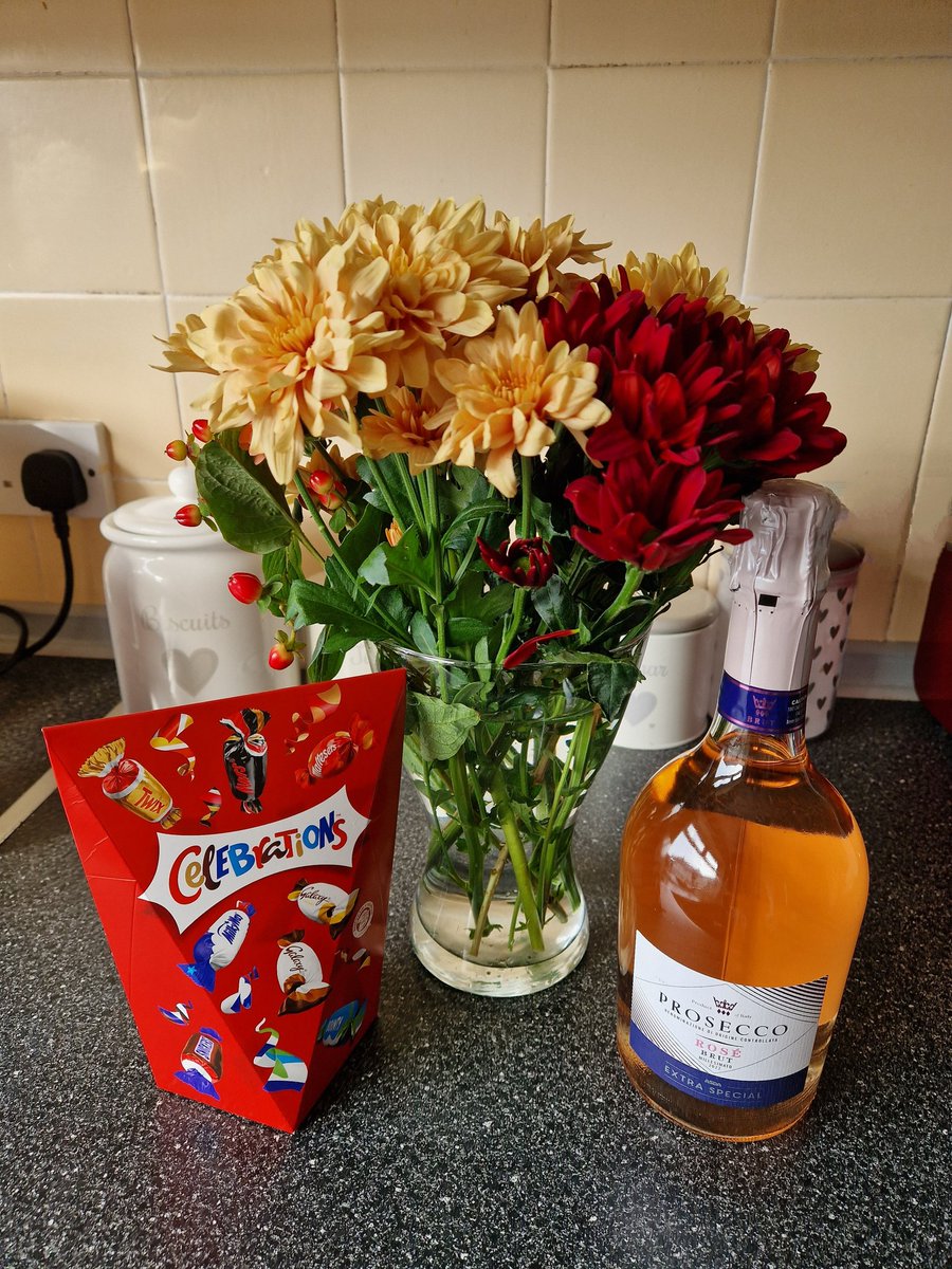 jacksnanna50's tweet photo. When my friend does a bit of shopping for me and brings these treats too #sheknowsmewell https://t.co/VJlrny2Jy5