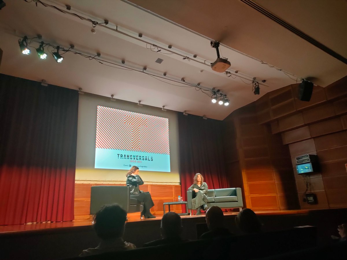 comuee's tweet photo. 🔴 Comença la conferència de la cantant i compositora Dulce Pontes. Una tertúlia amb la periodista musical Maricel Chavarria que gira a l'entorn de la trajectòria de l'artista.

#andorra 
#dulcepontes 
#fado 
#música 
#transversals2023 https://t.co/R8l9t8Yz2k