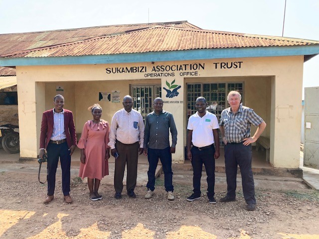Our Malawi partner Sukambizi Association Trust receive a visit last week from former The States of Guernsey Overseas Aid and Development Commissioner (GOADC) Nick and his wife Claudine.
Sukambizi members have been broadcasting their own Farmers Voice Radio show 'Tea Talk'!