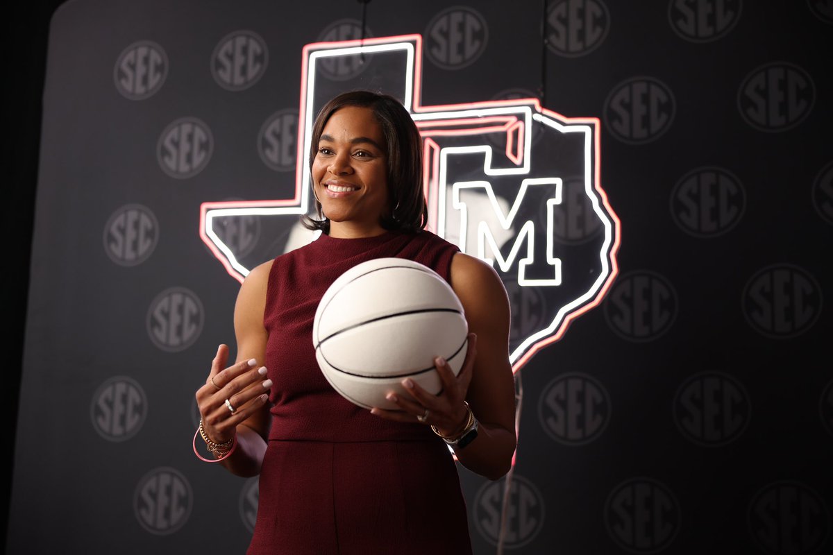 That’s our coach 🫶

#GigEm | <a href="/CoachJoniTaylor/">Joni Taylor</a>