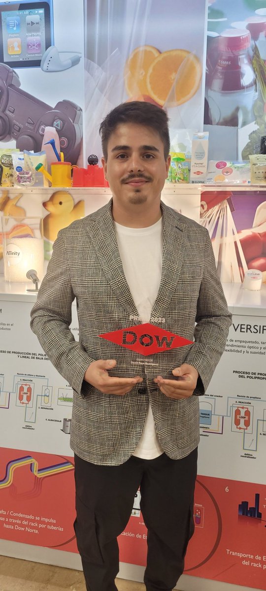 David Raya Rodríguez, galardonado con el Premio Dow 2023 en Tarragona. Su compromiso con una industria química sostenible y su oportunidad laboral como ingeniero en Dow Tarragona son un ejemplo de excelencia. ¡Felicidades, David! #PremioDow2023 #Sostenibilidad