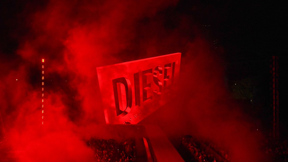 yusukemurakam3's tweet photo. Created an audio-reactive visuals for Diesel SS24 after-party.

DJ
@skyapnea, @luwei.vv, WHY BE, @vtss.pl, @acemo

Visual Artist
YUSUKE MURAKAMI

Many thanks,
@diesel
@nts_radio
@sayanbenbady 
@f_lietti

#DieselSS24
#milanfashionweek
#diesel #fashionshow
#touchdesigner 
#vj https://t.co/GAyvB5cTBk