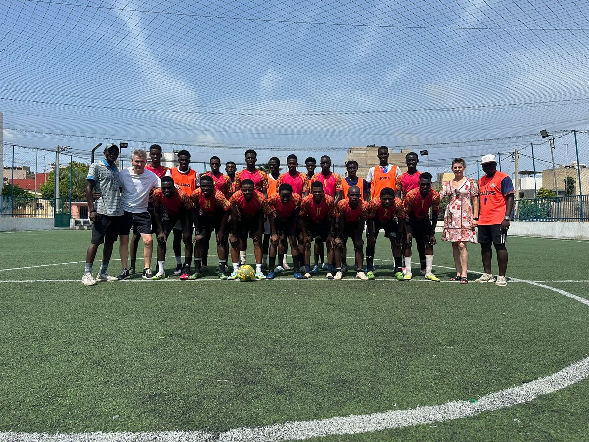 Himalayanmagpie's tweet photo. 🇸🇳Z wizytą w Senegalu w zaprzyjaźnionej @FundacjaCincoColores Jutro mecz nastolatków ze zdjęcia oraz trening zawodników AMP Football⚽️💪🏾 https://t.co/c5ao8byvbh
